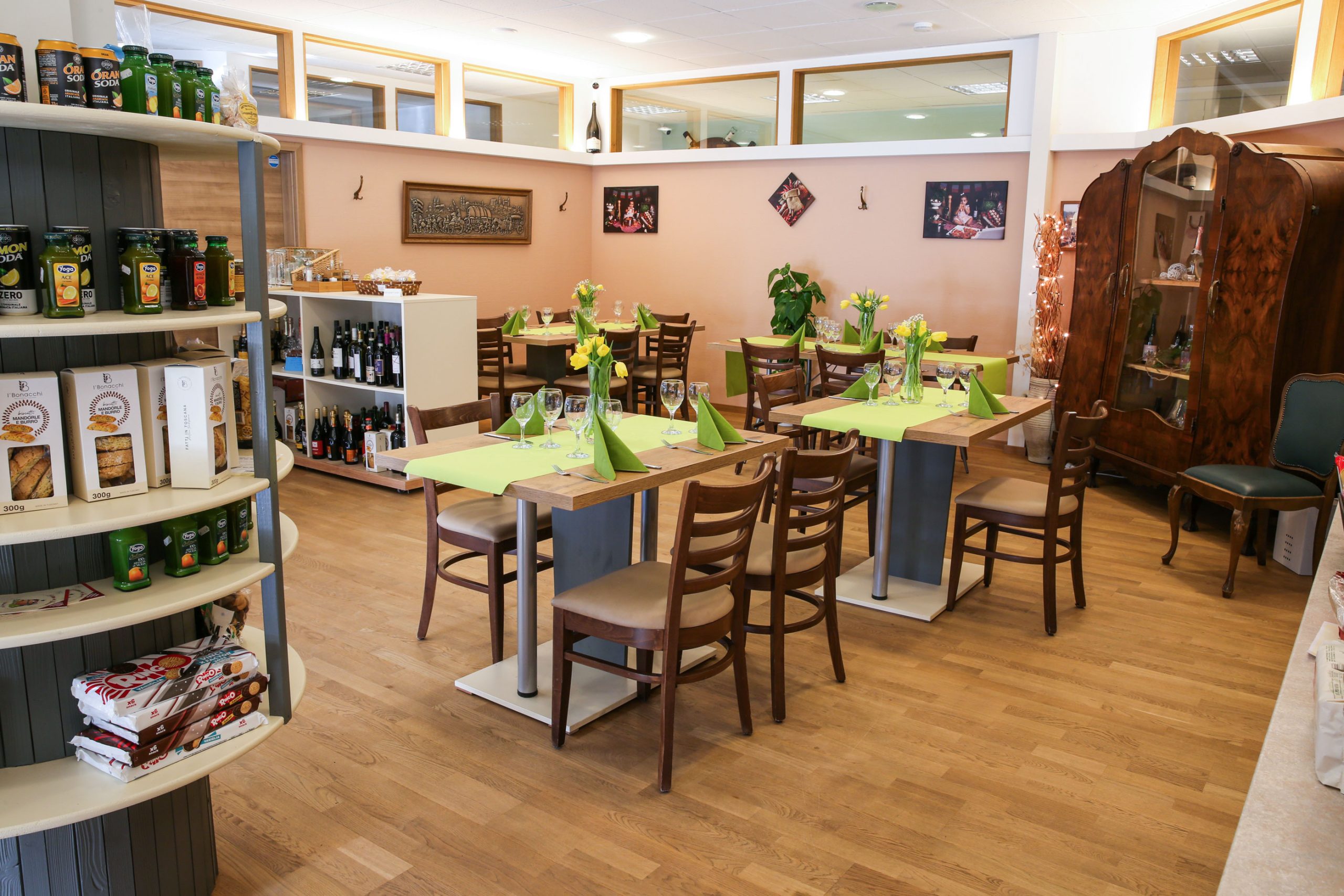 Gemütlicher Sitzbereich im Feinkostladen Gullo in Stein