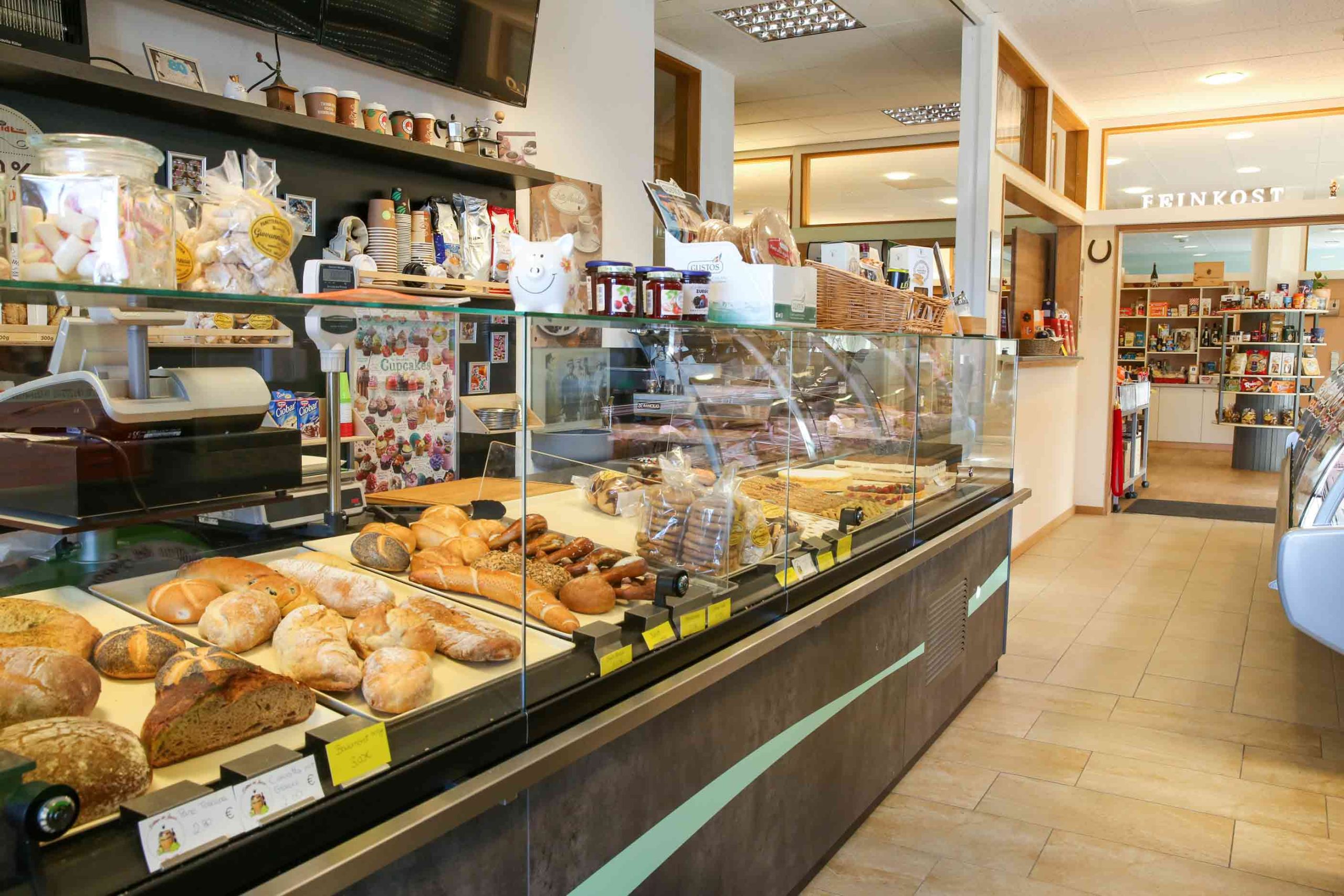 Große Auswahl an Brot, Brötchen und Gebäck im Feinkostladen Gullo in Stein