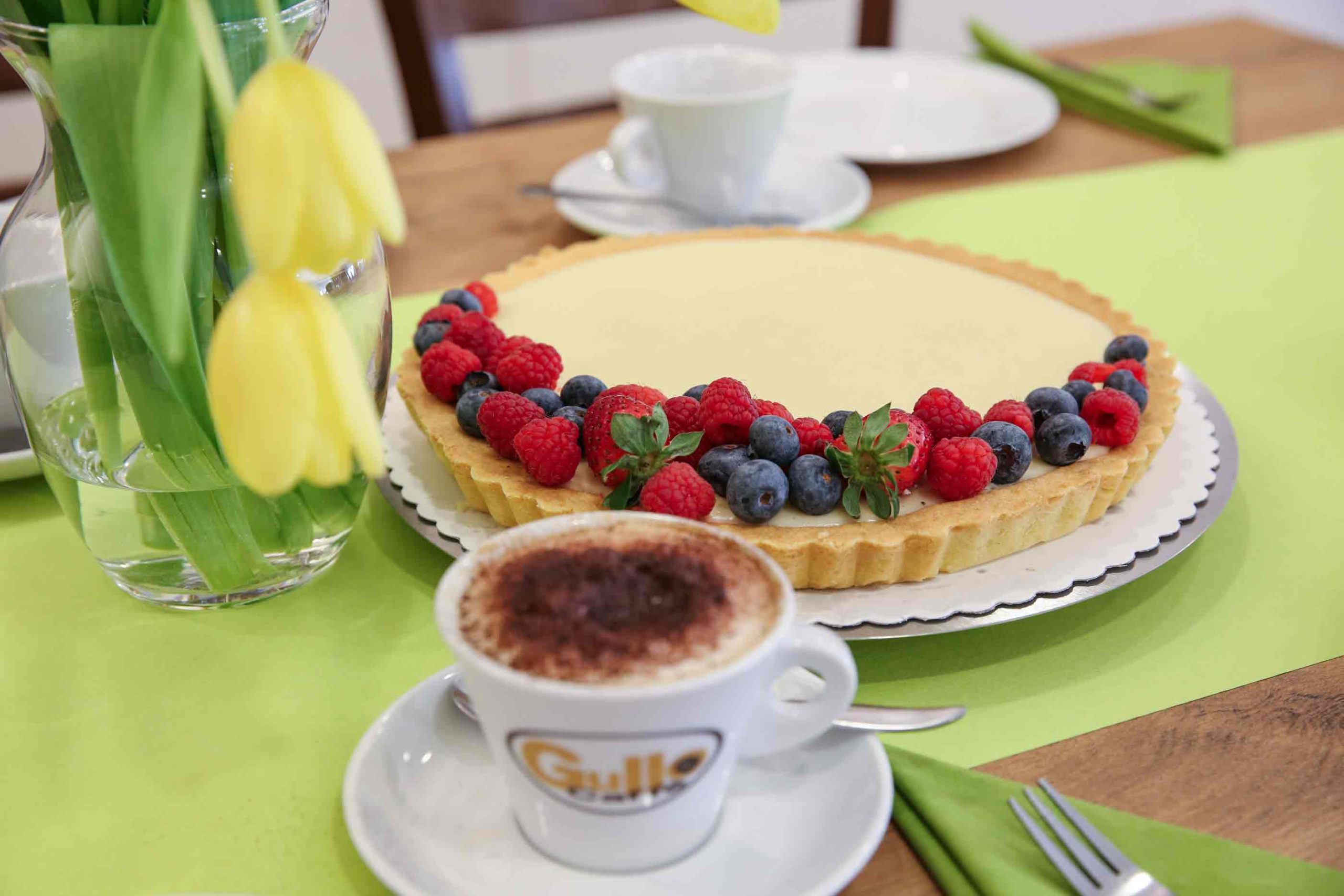 Hausgemachte Kuchen und Torten und Gebäck im Feinkostladen Gullo in Stein