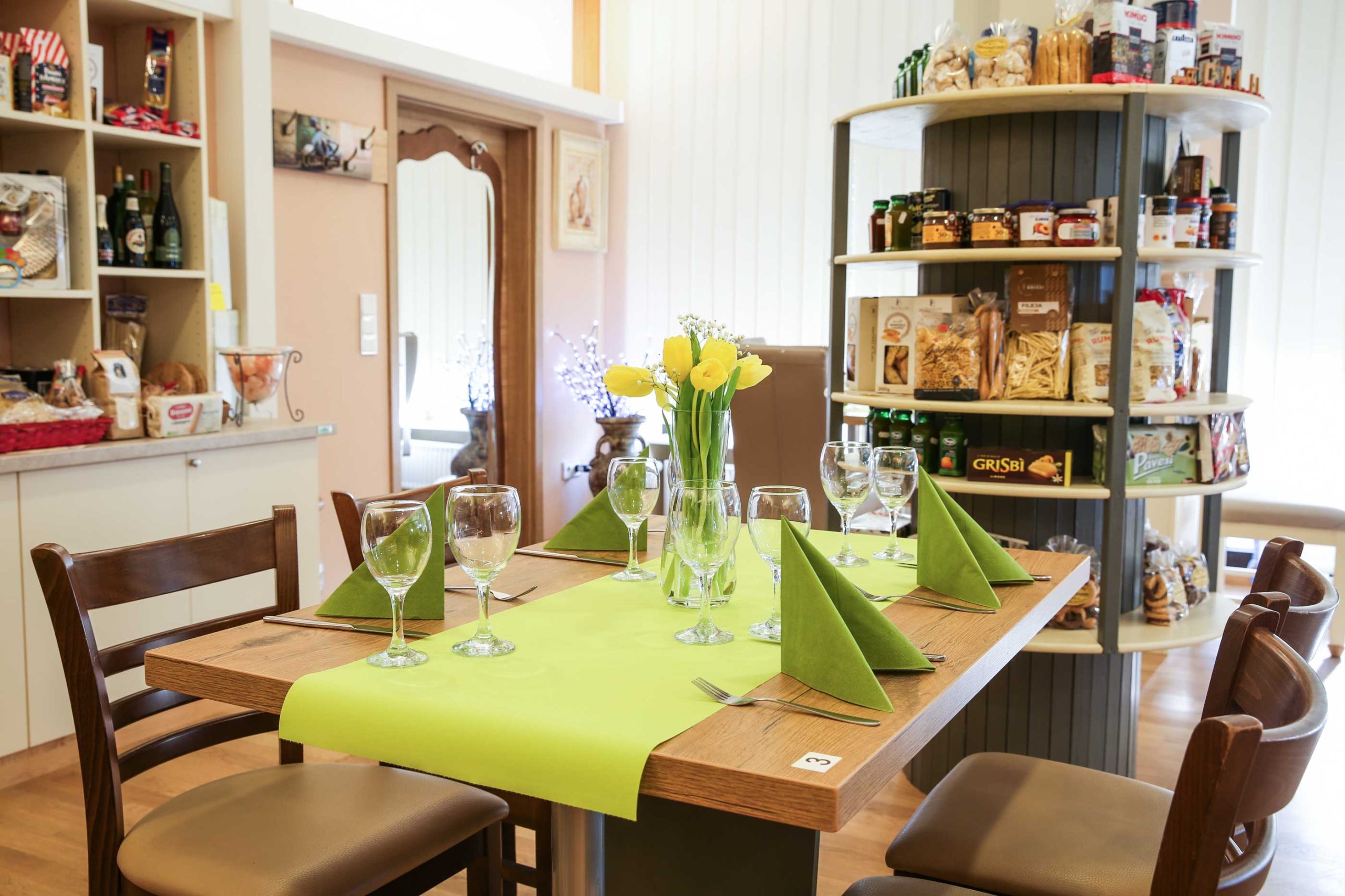 Feinkostladen Gullo mit tollem Ambiente zum Verweilen